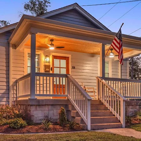 Fully Furnished Bungalow With Deck Near City Center